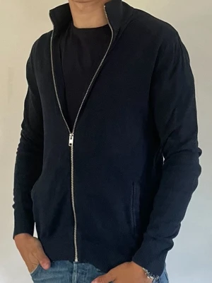 Jack and Jones Ziptröja - Säljer en riktigt snygg mörkblå Jack and Jones tröja torlek S i mycket bra skick.                                                        Nypris:899kr                                                              Mitt pris: 299kr.                                                               om ni några funderingar är det bara att fråga om dom!