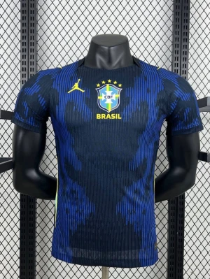 Blå Brasilien fotbollströja Nike - Snygg blå och svart Brasilien fotbollströja från Nike med gul logga och CBF-emblem på bröstet. Tröjan har korta ärmar, rund hals och ett mönster i olika blå nyanser samt gula detaljer vid axlarna. Perfekt för fotbollsträning eller att bära som supporter. Finns i storlekar från S-L!!! Fraktar inom en dag!!!