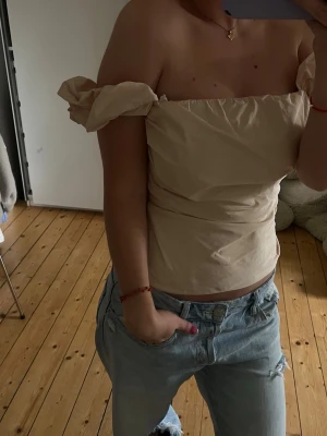 Beige offshoulder topp med volang - Jättesöt och unik topp som sitter så fint! Passformen är tajt och den går att ha som offshoulder🌟🙌 använd endast 1 gång!