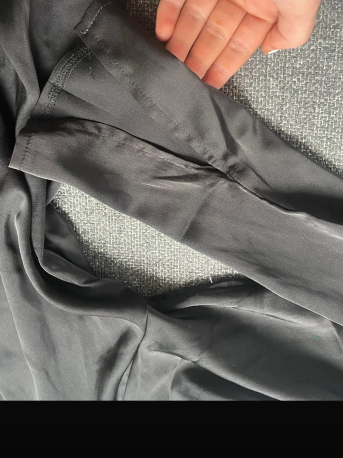 Svart satinblus med knytband - 1