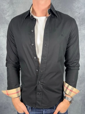 Burberry skjorta - Storlek: M || Skick: Mycket bra|| Nypris: Ca 5000kr || Följ för liknande produkter 🌊🍾