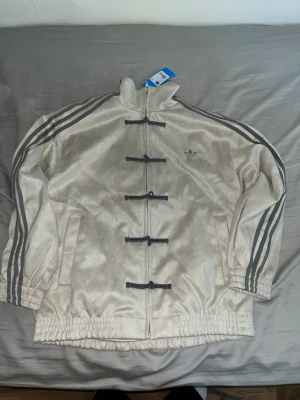 Adidas Chinese new year jacka - Säljer två adidas Chinese new year jacka i storlek Large och Medium. Samma färg på båda. Båda är använda cirka 1-2 gånger. Prislapp finns kvar och påse 