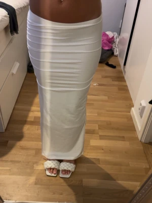 Vit långkjol med slits - Säljer en snygg vit lång kjol med slits i stolek xs // aldrig använt 