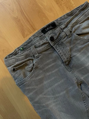 Jeans grå - Grå jeans från S.M.O.G med klassisk femficksdesign och raka ben i ett mjukt denimtyg. Storlek 32/32💫