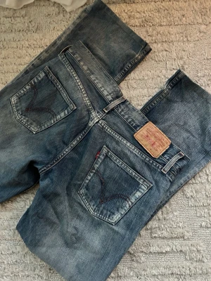 Vintage Levis jeans  - Vintage Levis jeans i model : eve square cut straight. St 31/34 men skulle säga att midjemåttet är runt 74-78 och passar i längden för tjejer mellan 156-162 cm