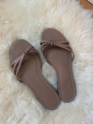 Beige sandaler Steve Madden - Säljer ett par stilrena beige sandaler från Steve Madden med tunna remmar och öppen tå. And ända 2-3 gånger, mycket bra kvalité!🤎