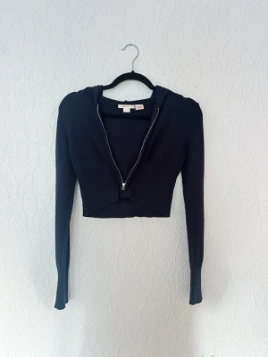 Mini zip hoodie  - Mini kort zip hoodie från ginatricot i st 146/152 men passar mig som brukar ha M så passar allt mellan xxs-m. Använd fåtal gånger