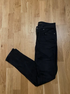 Svart Nudie Jeans  - Nudie Jeans för män, modellen är skinny lin. Stilliga jeans som passar bra till alla tillfällen. Nyskick inga skador/slitage, storlek W29/L32. Hör av dig vid intresse/frågor. PRIS KAN DISKUTERAS!