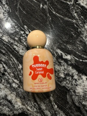 Sweet caramel Tubbees - Säljer parfymen Sweet Caramel från Tubbees (50 ml Eau de Parfum). Det är en söt gourmanddoft med toner av karamell, vanilj och kola, med mjuka inslag av sockervadd och mysk. Parfymen är i princip helt ny och endast sprayad en gång för att testas. Luktar som sol de Janeiro 71.
