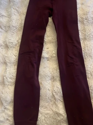 Mörklila underställ - Snygga mörklila underställ med tight passform och hög midja. Tillverkade i ett mjukt och stretchigt material som sitter bekvämt hela dagen. 