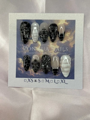 Dahlia (S);Medium Almond - Unika handgjorda press-on naglar i svart och vitt. Mix av mönster och french även naglar med 3D-charms,  och reptilmönster. Perfekt för dig som vill sticka ut med edgy och kreativ nageldesign.S: 15 mm, 11,5 mm, 12 mm, 11 mm, 9 mm 