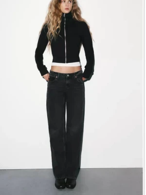 Svarta raka jeans från Zara - Säljer mina snygga svarta jeans från Zara. Använda max 5 gånger. Säljer då jag inte har användning för de. Hör av er för privata bilder💕storlek 38 och köpta för 400kr