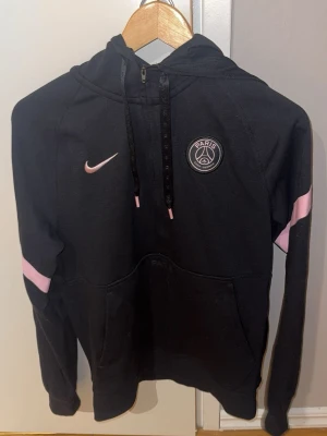 Paris tröja - Säljer en Paris hoodie i svart med rosa detaljer. Sparsamt använd och bra skick.