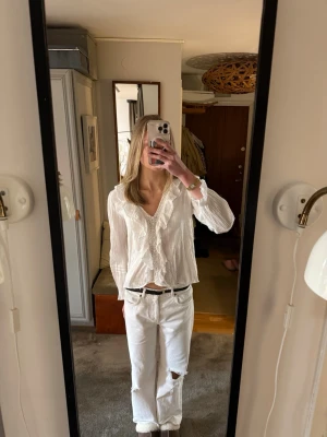 Vit volangblus med v-ringning - Säljer en jätte söt vit volang blus❤️
