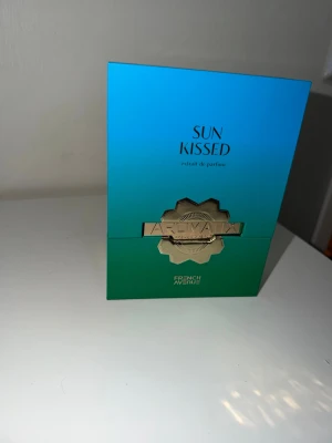 Sun Kissed parfym French Avenue - Sun Kissed extrait de parfum från French Avenue. Förpackningen är i en snygg blå-turkos färg med silverdetaljer och rymmer 100 ml. Modern och stilren design som sticker ut på parfymhyllan. Perfekt för dig som gillar exklusiva dofter.