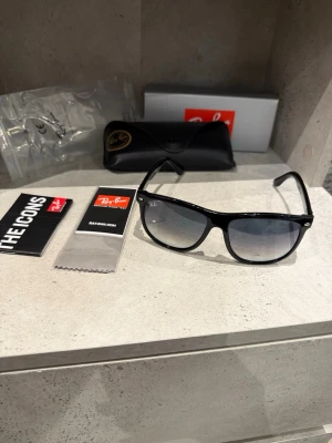 Rayban boyfriend  - Sprillans nya raybans! Bästa investeringen passar till alla årstider! Modell 4147 601/32! Storlek:56! Vid minsta fundering kontakta mig✔️