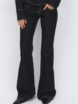 Svarta bootcut jeans med kontrastsöm - Säljer dessa supersnygga oanvända med prislappen kvar, mörklblåa bootcut jeans med låg midja från ginatricot i regular. Som även är slutsålda på hemsidan 