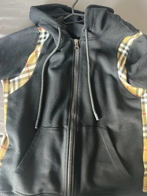 Burberry Hoodie - Lite äldre Burberry hoodie som jag inte längre använder men är i väldigt gott skick!