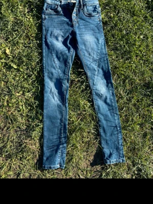 Skinny jeans  - Skinny jeans med knappar framtill 