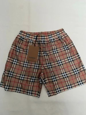 B swimming-shorts size S - Säljer ett par helt par helt oanvända burberry swimming shorts i size S (de går även att använda de som vanliga shorts)