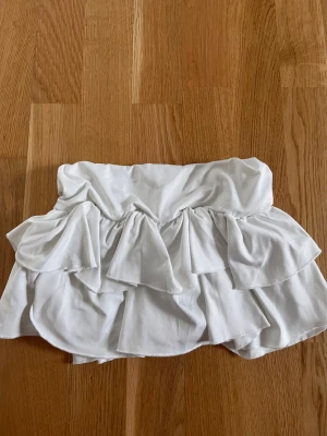 Mini kjol - Vit mini volangkjol, sitter tajt med shorts under 
