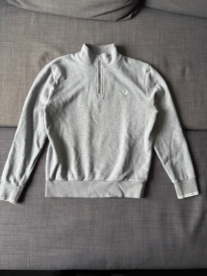 Fred Perry halfzip - Snygg grå halvzip-tröja från Fred Perry, som passar perfekt till sommar kvällar. Priset kan diskuteras vid snabb affär!