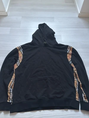 Svart hoodie med mönster  - En snygg bb hoodie som är l men sitter som m