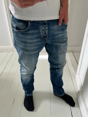 Jack and jones jeans  - Jack and jones jeans, Inga större defekter. Modellen i bilderna är 180 cm 75 kg pch bär Storlek , W34 L32 , Måtten i sista bilden är A: 43  B: 101 , Kom med frågor! 