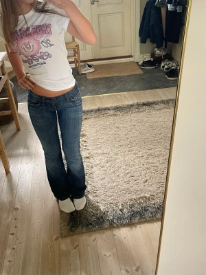Perfekta jeansen💝 - Säljer vääärldens snyggaste jeans då dom börjar bli lite för korta, helt perfekt lågmidjade och går och matcha till allt! Orginalpris är ca 1500kr💗💗🥹