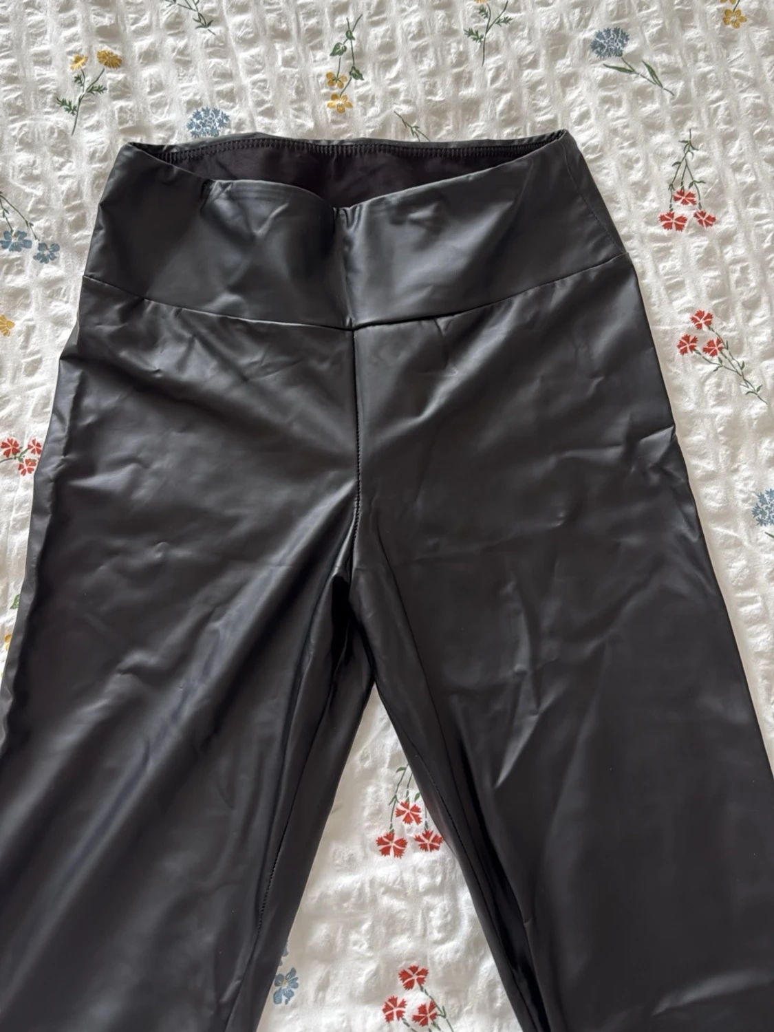 Svarta skintight leggings i fuskskinn  - 1