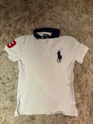 Polo Ralph Lauren piké med big pony - Piké är i en jättebra skick och det finns inga defekter. Den är äkta. Skriv gärna om det finns frågor eller funderingar