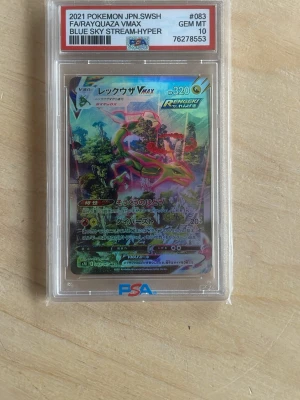 Rayquaza VMAX PSA 10 Pokémonkort - qr koden fungerar. Inplastad Japanskt Rayquaza VMAX-kort från Blue Sky Stream, hyper rare, graderat PSA 10 GEM MT. Kortet har färgstark holografisk design med Rayquaza i centrum och japansk text. Levereras i skyddande PSA-fodral, perfekt för samlare.