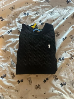 Polo tröja - Helt oanvänd, säljer då den är för liten, Storlek L men liten i storleken så den skulle passa både M och S