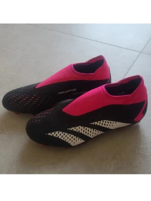 Adidas fotbollsskor - Svarta Adidas Predator fotbollsskor med rosa detaljer, i storlek 43. Endast använda ett fåtal gånger, så inte alls slitna. Nypris 799kr