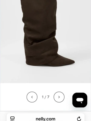 Folded Shaft Boot från Nelly - Folded Shaft Boot från Nelly i storlek 40. Aldrig använda utan bara testgått med dom inomhus men är lite för hög i klacken för mig. Slutsålda på hemsidan med nypris på 899kr. Pris kan möjligen diskuteras 