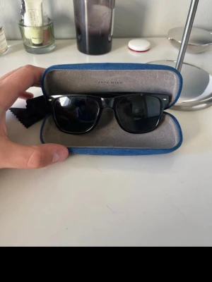 RayBan Wayfarer - RayBan solglasögon i gott skick. Modell WayFarer. Tecken på användning finns och modellen är utsuddat. Även sitter en av armarna något löst men behöver endast skruvas fast. Därav pris.
