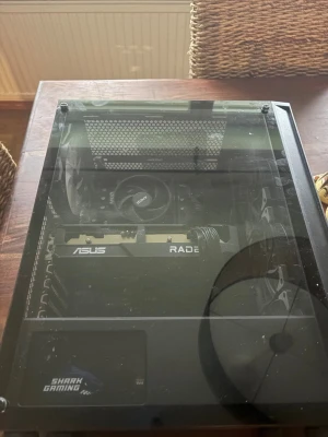 Shark Gaming stationär dator med ASUS Radeon - Gamingdator säljes – Ryzen 5 / RX 6600 / 16GB RAM  Säljer min gamingdator då jag ska uppgradera. Datorn fungerar perfekt utan problem och klarar moderna spel väldigt bra i 1080p.  Specs: • AMD Ryzen 5 5600 (6 kärnor / 12 trådar) • AMD Radeon RX 6600 8GB • 16 GB RAM • SSD-lagring (snabb uppstart och laddning) • Windows 11 installerat  Klarar spel som: Fortnite, CS2, GTA V, Warzone, Valorant, Minecraft, Apex Legends m.m.  Datorn är i bra skick och används fortfarande. Perfekt för gaming, streaming