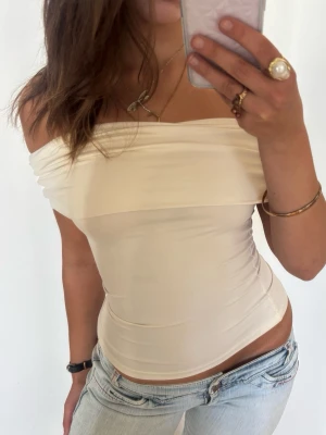 Offshoulder vit topp - Såå fin Offshoulder vit topp. Jag är 168 och det är mina bilder, köp via köp nu direkt eller Swish, kvar tills markerad som såld 💖 