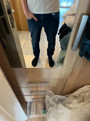 Mörkblå nudie jeans modell lean dean storlek 31/32 - Säljer ett par nudies i modellen lean dean med en ritkigt snygg wash. Storlek: 31/32. 