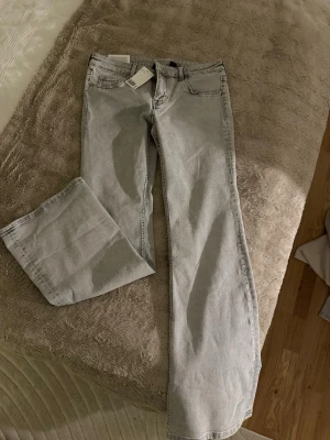 low waist bootcut - Low waist från hm säljer bootcut low waist jeans från H&M i stl 44. Dem är för stora för mig och helt oanvända med prislapp. perfekt att klä upp eller klä ner.
