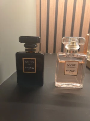 Chanel Coco Noir & Mademoiselle parfym - Två exklusiva parfymer från Chanel: Coco Noir i en elegant svart, fyrkantig flaska med guld detaljer och Coco Mademoiselle   cirka likriktning i  båda .Köpta på Chanel i Malmö.