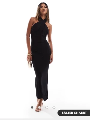 Svart långklänning med halterneck - Jättefin lång klänning med öppen rygg från Asos endast använd en gång.