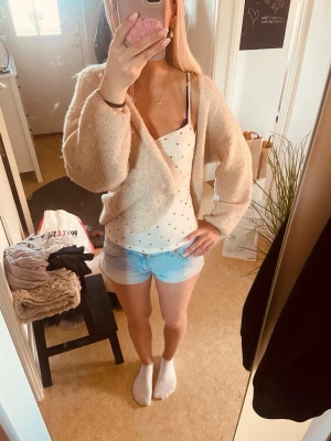 Ljusblåa jeansshorts  - Super Fina jeans shorts! Dragkedjan är lite Kosntig men funkar exakt som vanligt och inget som syns ( visar på sista bilden ). jag har vikt upp dem pytte lite men inget som behövs bara så jag gilla det!💕storlek xs/s, även lågmidja