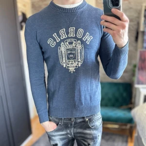 Stickad Morris tröja  - Mycket bra skick, inga defekter! Passar dig som är mellan 170-180cm ungefär. Modellen är 185 cm, 75kg. Passar bra nu till våren! Skriv för mer information!🤝