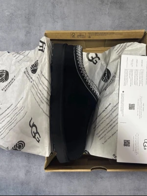 Svarta UGG tofflor/skor  - Säljer ett par helt nya svarta UGG tofflor/skori mocka riktigt sköna att ha på sig! Storlek är 44 och är obeskrivligt sköna!Allt kommer med! Nypris ligger på ca 1800 kr medans mitt ligger på hälften 899 kr! Skriv för fler funderingar!