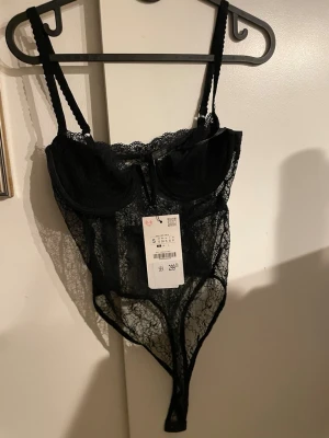 Spets body Zara  - Ny köpt och ej andvänd, satt inte perfekt på mig🫠 men den är super fin annars!!😍