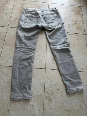 Dondup jeans  - Tja säljer mina asfeta dondup jeans modem george storlek 33 skick 9/10 knappt använda då dem e för stora för mig, köpa på care of carl för 3099 kan fixa digitalt kvitto om de önskan de nyaste modellen av dera nya kollektion, hör av dig vid funderingar 