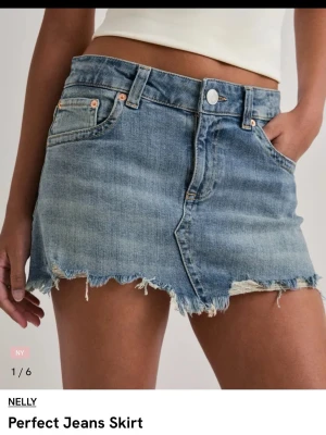 Low waist trendig jeanskjol från Nelly - Aldrig använd med prislapp kvar. Köptes för 499kr från Nellys hemska. Storlek 36= S