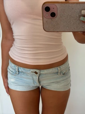 Lågmidjade vintage shorts - Såå fina Lågmidjade vintage ljusblå jeansshorts! Midjemått rakt över: 37. Jag är 168 och det är mina bilder, köp via köp nu direkt eller Swish, kvar tills markerad som såld 💖 