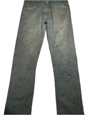 Gröna jeans från Carhartt - Säljer ett par gröna jeans från Carhartt med klassisk femficksdesign och raka ben. Jeansen har en diskret Carhartt-logga på bakfickan och är tillverkade i slitstarkt bomullsmaterial. Perfekt för dig som gillar en enkel och cool stil. Storlek 29x32